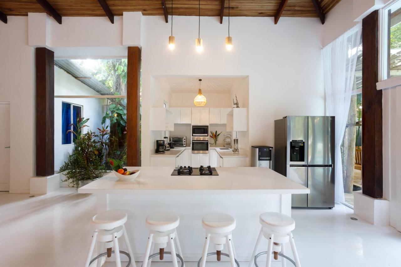 Gigi Brown Villa Frida Beachfront Puerto Viejo de Talamanca Екстериор снимка
